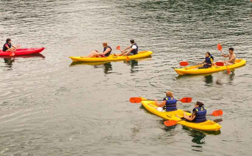 Kajak-Aktivitäten in der Lan Ha Bay Vietnam